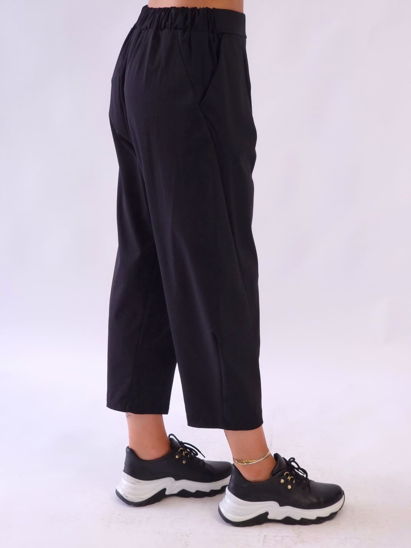 Γυναικείο παντελόνι με λάστιχο στη μέση Μαύρο Γυναικείο παντελόνι με λάστιχο στη μέση Μαύρο