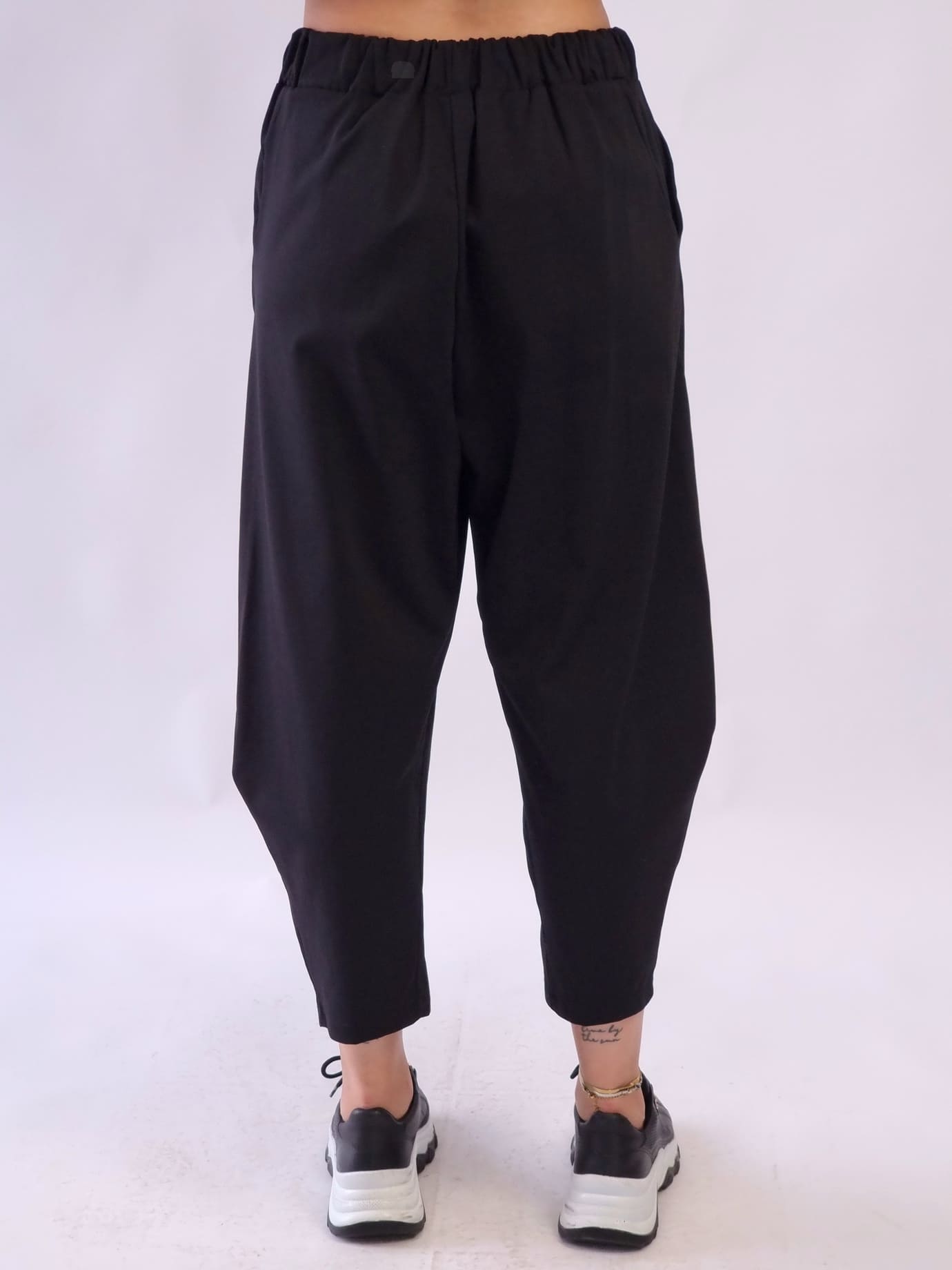 Γυναικείο παντελόνι με λάστιχο στη μέση Μαύρο Γυναικείο παντελόνι με λάστιχο στη μέση Μαύρο