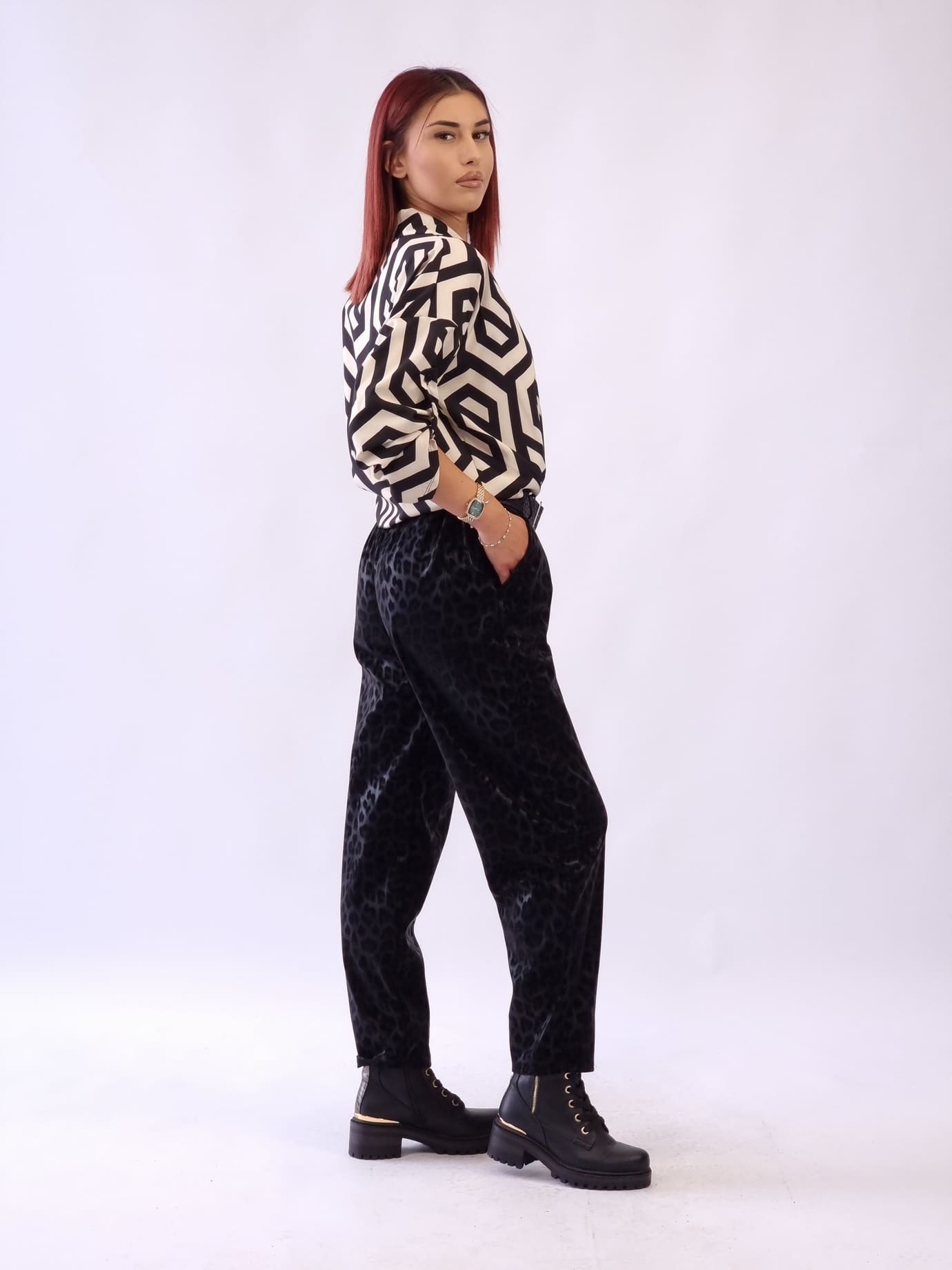 Γυναικείο παντελόνι δερματίνη με εφέ λεοπάρ Μαύρο Γυναικείο παντελόνι δερματίνη με εφέ λεοπάρ Μαύρο