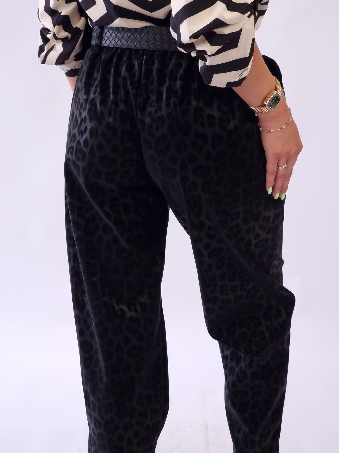 Γυναικείο παντελόνι δερματίνη με εφέ λεοπάρ Μαύρο Γυναικείο παντελόνι δερματίνη με εφέ λεοπάρ Μαύρο