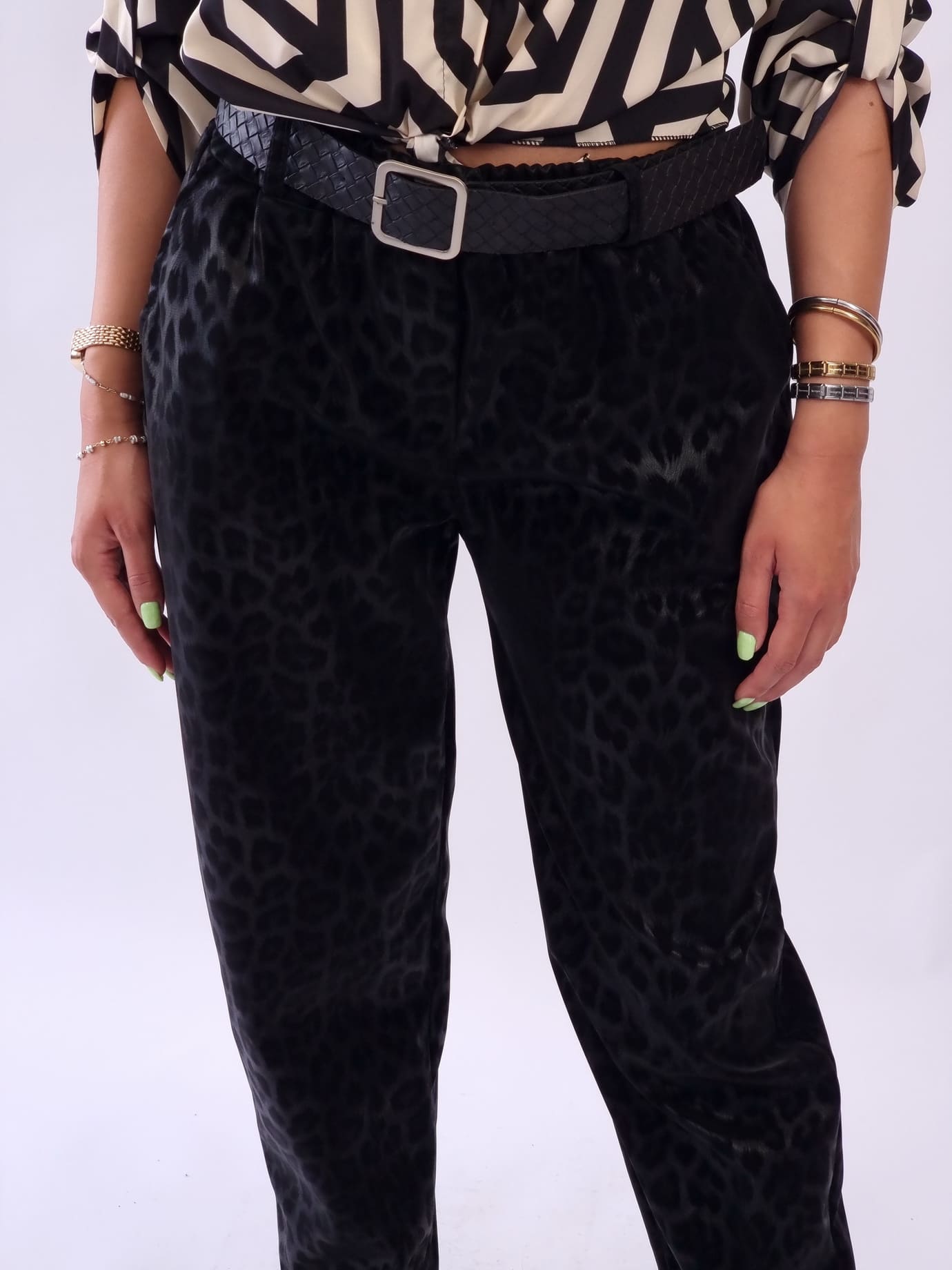 Γυναικείο παντελόνι δερματίνη με εφέ λεοπάρ Μαύρο Γυναικείο παντελόνι δερματίνη με εφέ λεοπάρ Μαύρο