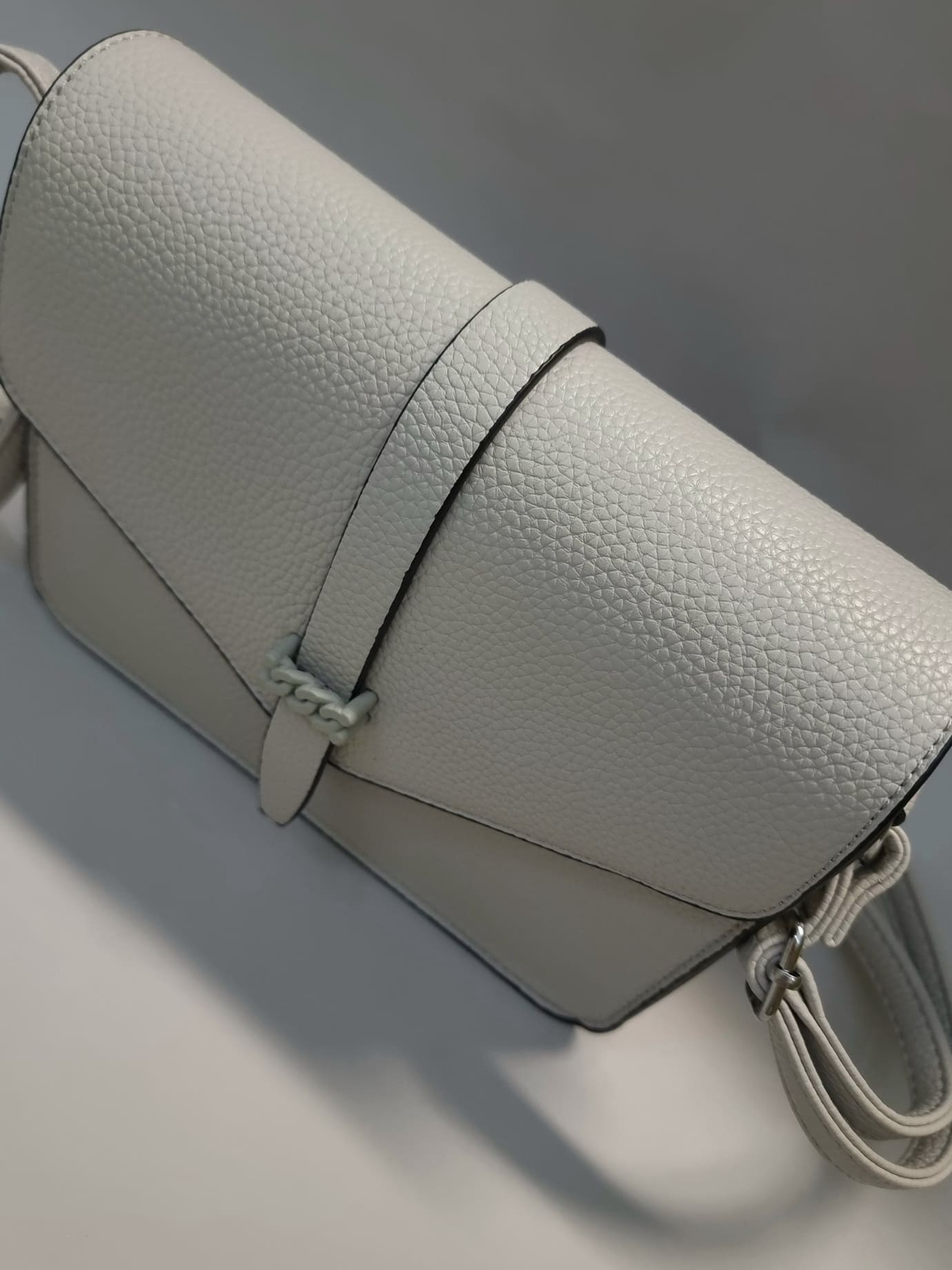 Τσάντα Χιαστί Με Καπάκι Αγκράφα - Μαύρη Τσάντα Χιαστί Με Καπάκι Αγκράφα - Μαύρη