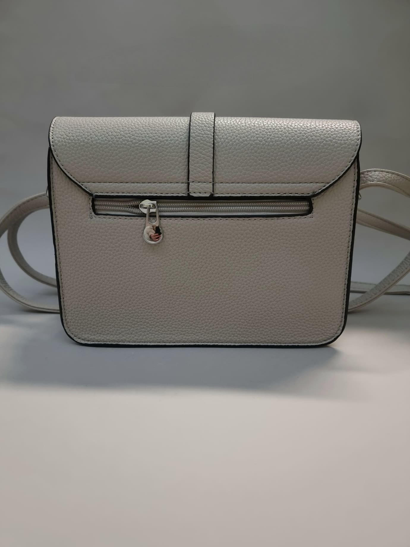 Τσάντα Χιαστί Με Καπάκι Αγκράφα - Μαύρη Τσάντα Χιαστί Με Καπάκι Αγκράφα - Μαύρη