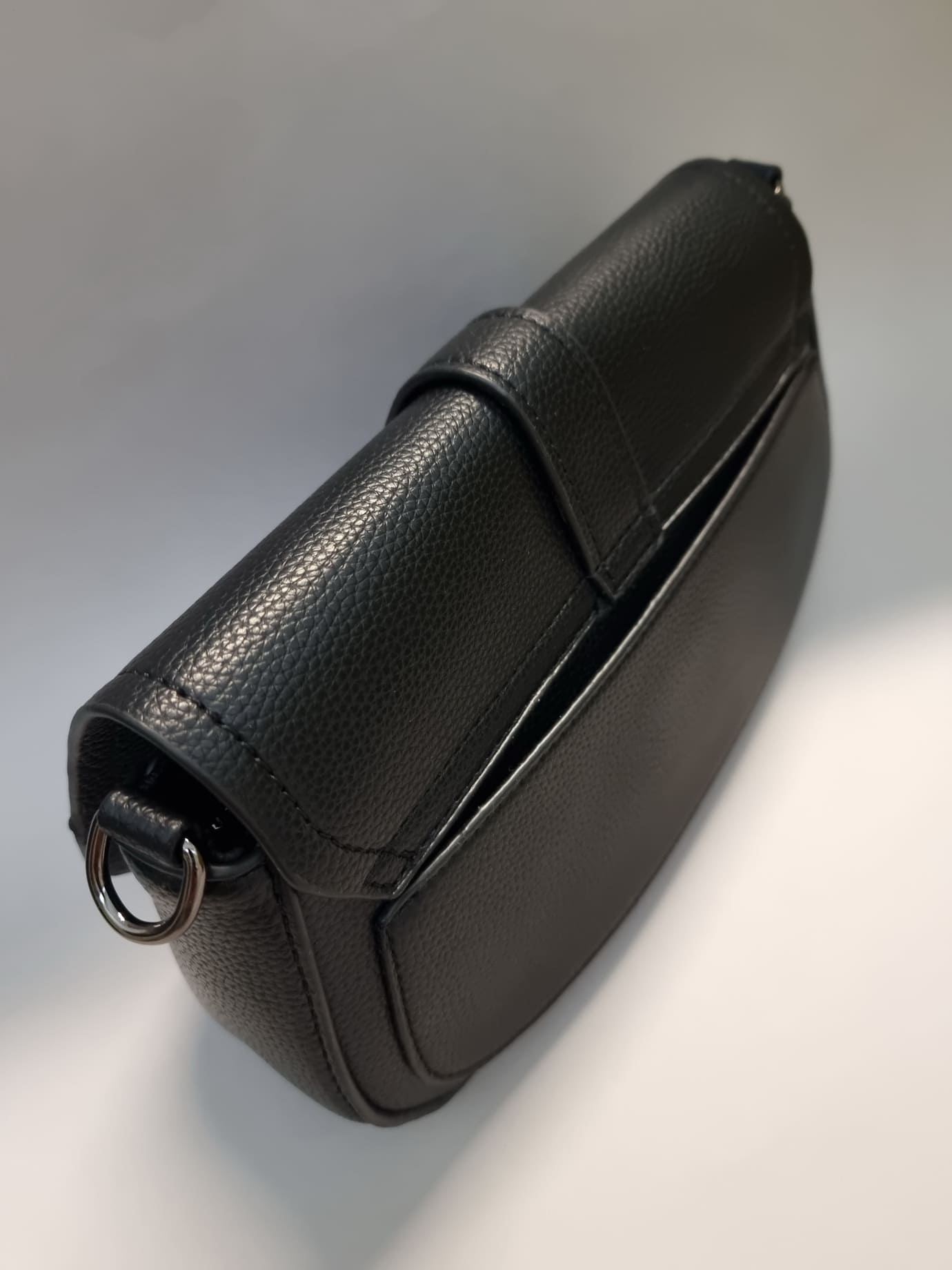 Τσάντα Χιαστί Με Καπάκι Αγκράφα - Μαύρη Τσάντα Χιαστί Με Καπάκι Αγκράφα - Μαύρη