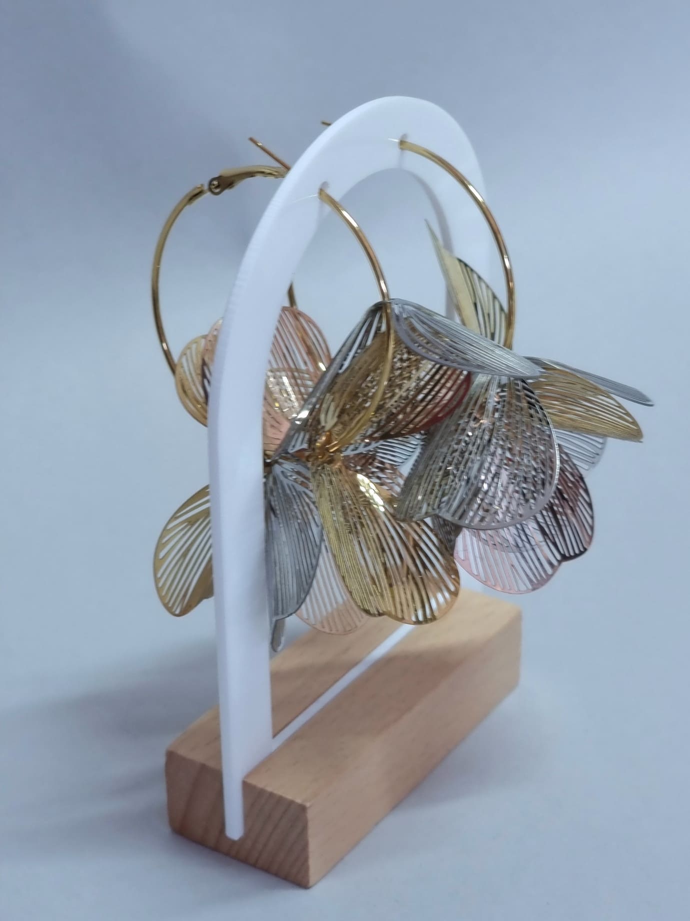 Σκουλαρίκια Κρίκο με Λουλούδι- Χρυσό Ασημί Σκουλαρίκια Κρίκο με Λουλούδι- Χρυσό Ασημί