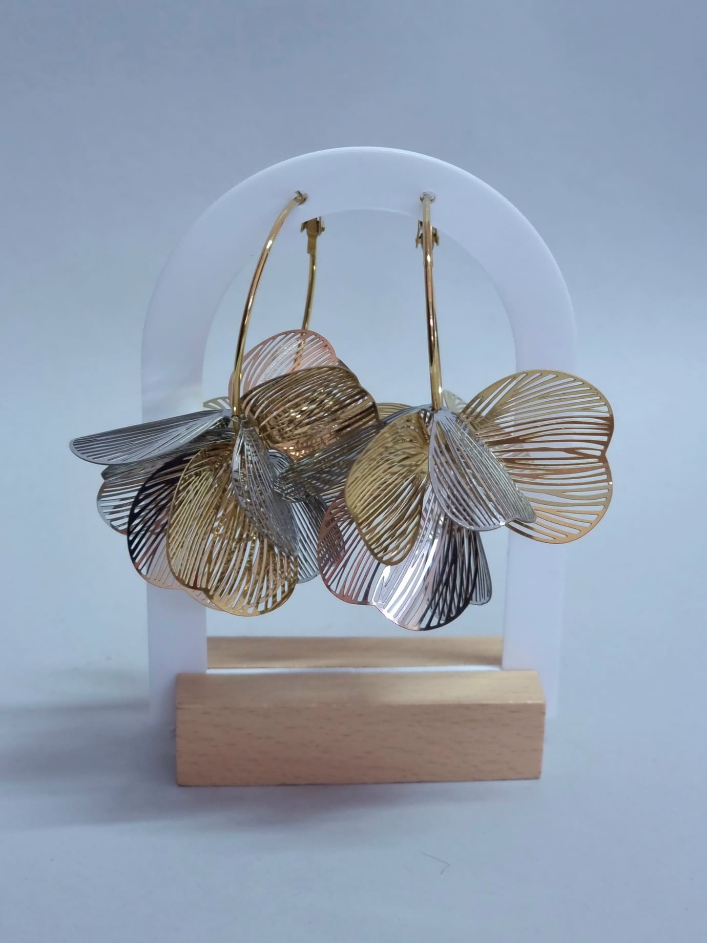 Σκουλαρίκια Κρίκο με Λουλούδι- Χρυσό Ασημί Σκουλαρίκια Κρίκο με Λουλούδι- Χρυσό Ασημί